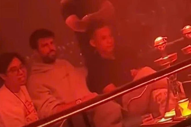 cộng đồng mạng lan truyền mạnh mẽ đoạn clip ghi lại khoảnh khắc Độ Mixi (tên thật Phùng Thanh Độ) sử dụng shisha tại một quán bar.