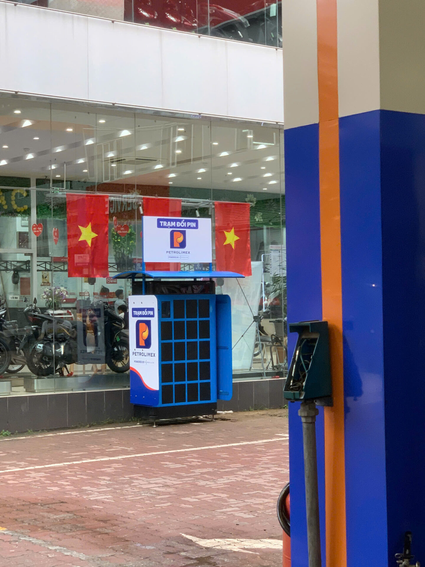  Petrolimex vận hành trạm đổi pin xe máy điện, nhiều hãng có thể dùng chung