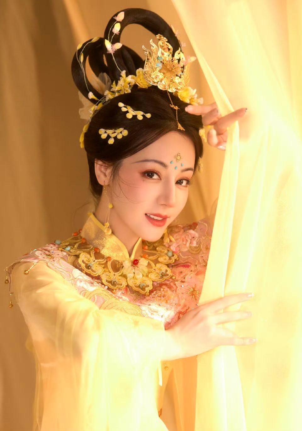  Địch Lệ Nhiệt Ba đẹp quá đà trong tạo hình chị Hằng, fan thốt lên: “Đẹp đến vô thực!”