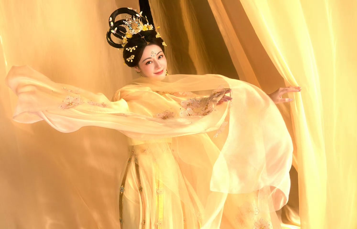 Sức hút của Nhiệt Ba đến từ sự kết hợp giữa nét đẹp hiện đại và tinh thần Á Đông trong từng khung hình.