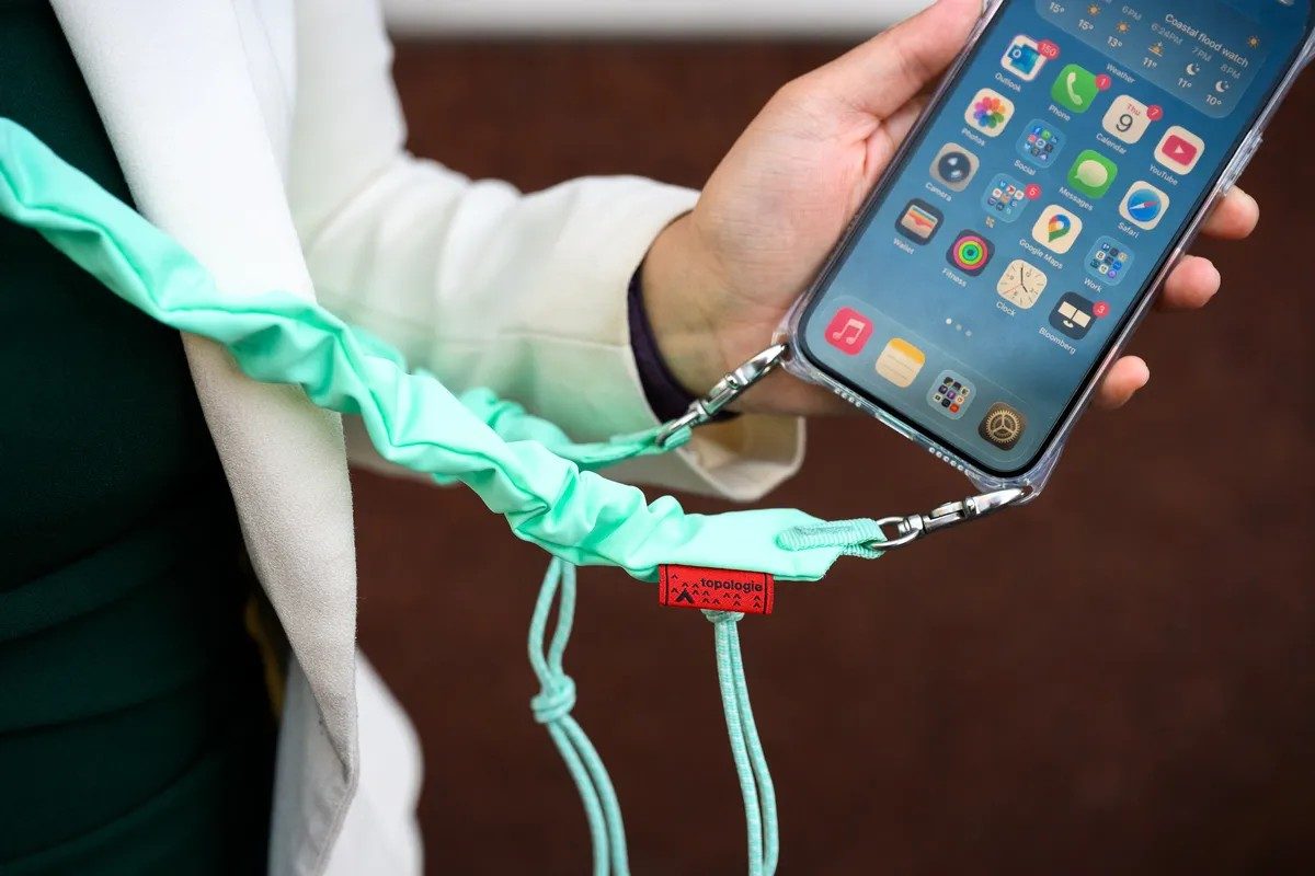  Apple ra mắt dây đeo iPhone, bắt nhịp xu hướng “rảnh tay” từ châu Á