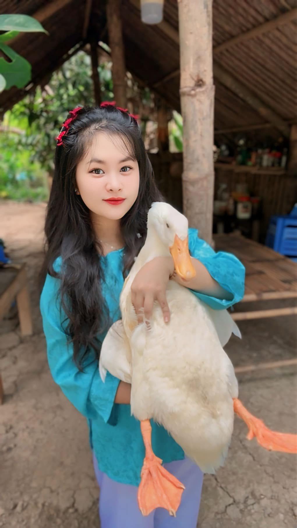 Từ một cô gái tỉnh lẻ, Trang trở thành gương mặt sáng tạo nội dung được yêu thích, thậm chí còn nhận giải thưởng từ nền tảng mạng xã hội – tất cả nhờ vào sự đồng hành của chú vịt nhỏ.