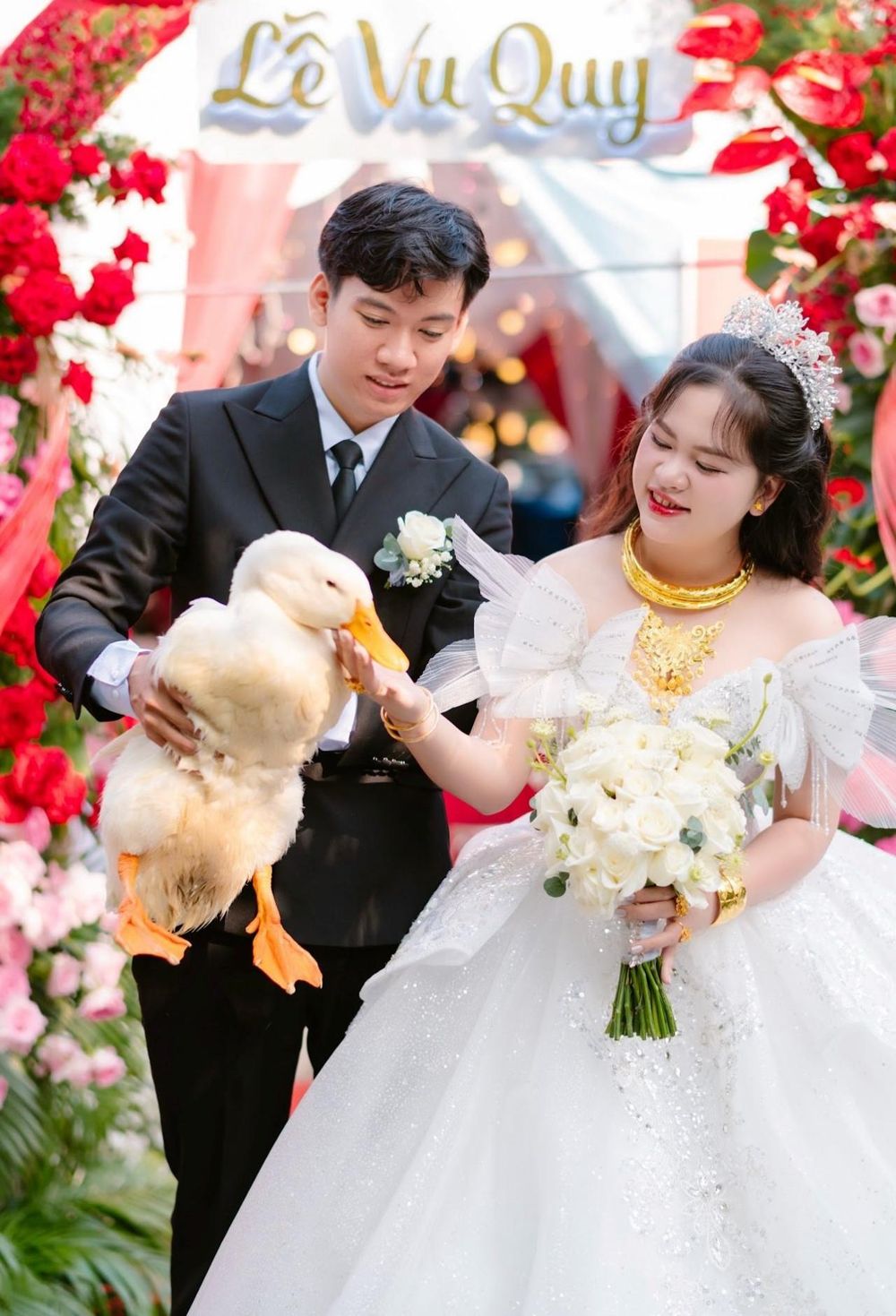 Hình ảnh cô dâu áo dài trắng bế chú vịt trong lễ vu quy từng khiến dân mạng thích thú, gọi đó là “đám cưới đặc biệt nhất miền Tây”.