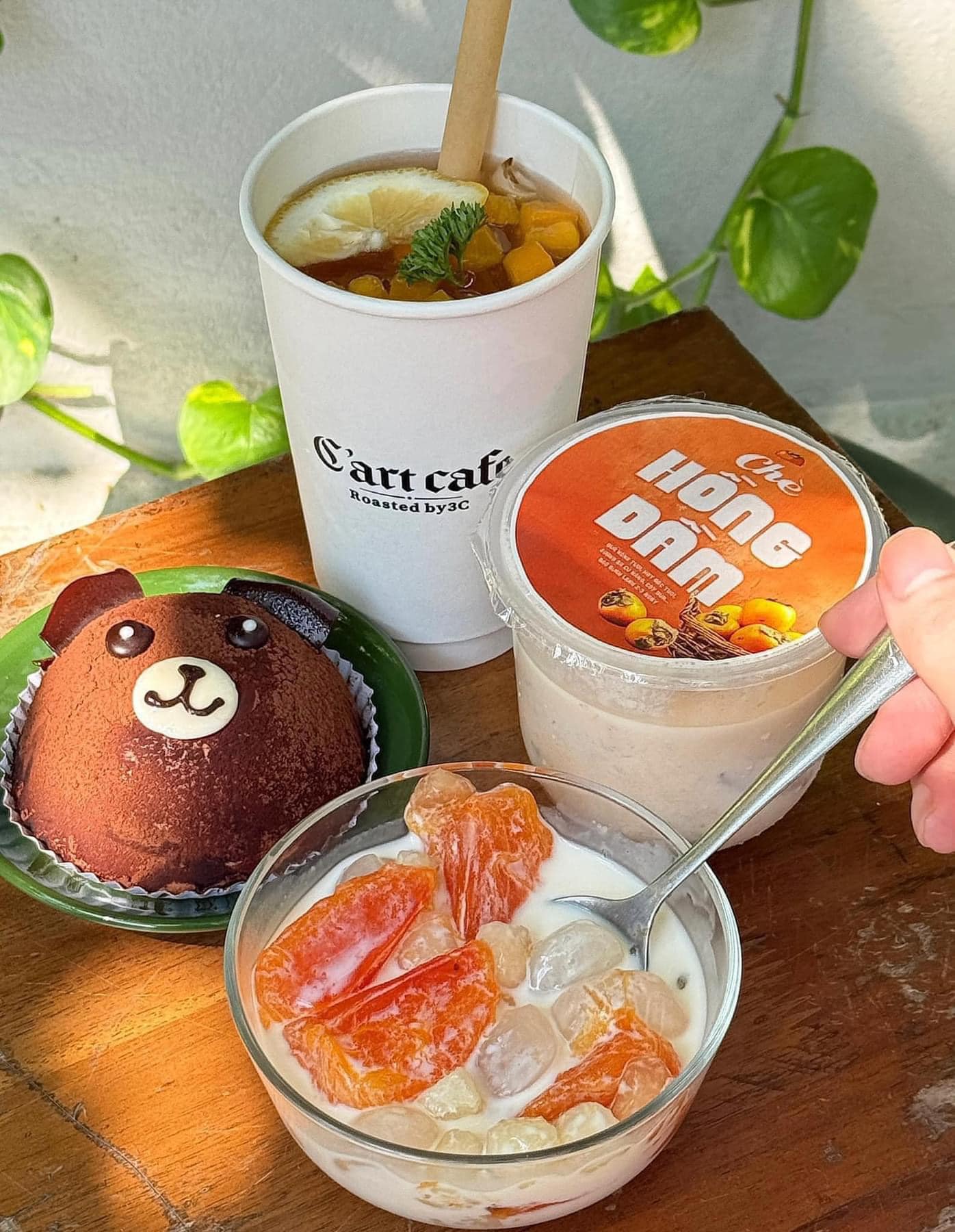 món chè hồng dầm đã nhanh chóng được giới trẻ “săn đón” như một biểu tượng mới của mùa Thu Hà Nội.