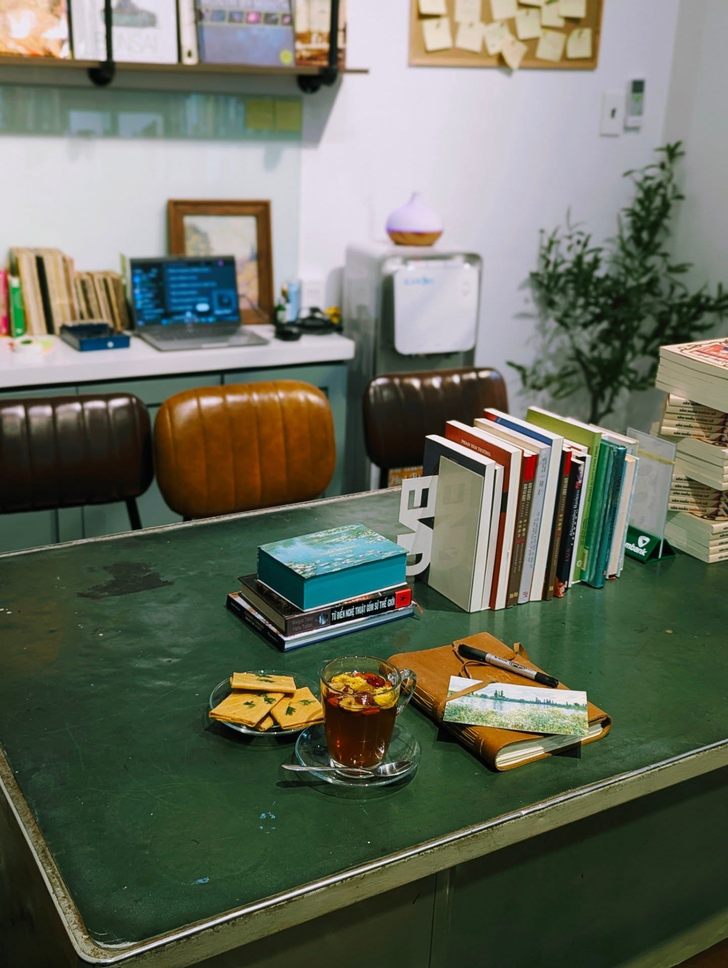 mô hình này không chỉ nhằm tạo khác biệt cho quán cà phê, mà còn đáp ứng nhu cầu kết nối cộng đồng tri thức trong giới trẻ. Với