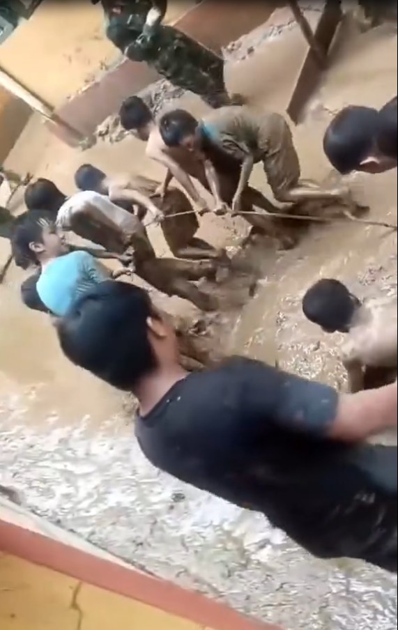 Giữa bùn đất ngập tràn sau lũ quét, những đứa trẻ vùng cao Lào Cai vẫn nở nụ cười hồn nhiên, tự tay dọn lớp học để sớm được trở lại mái trường.