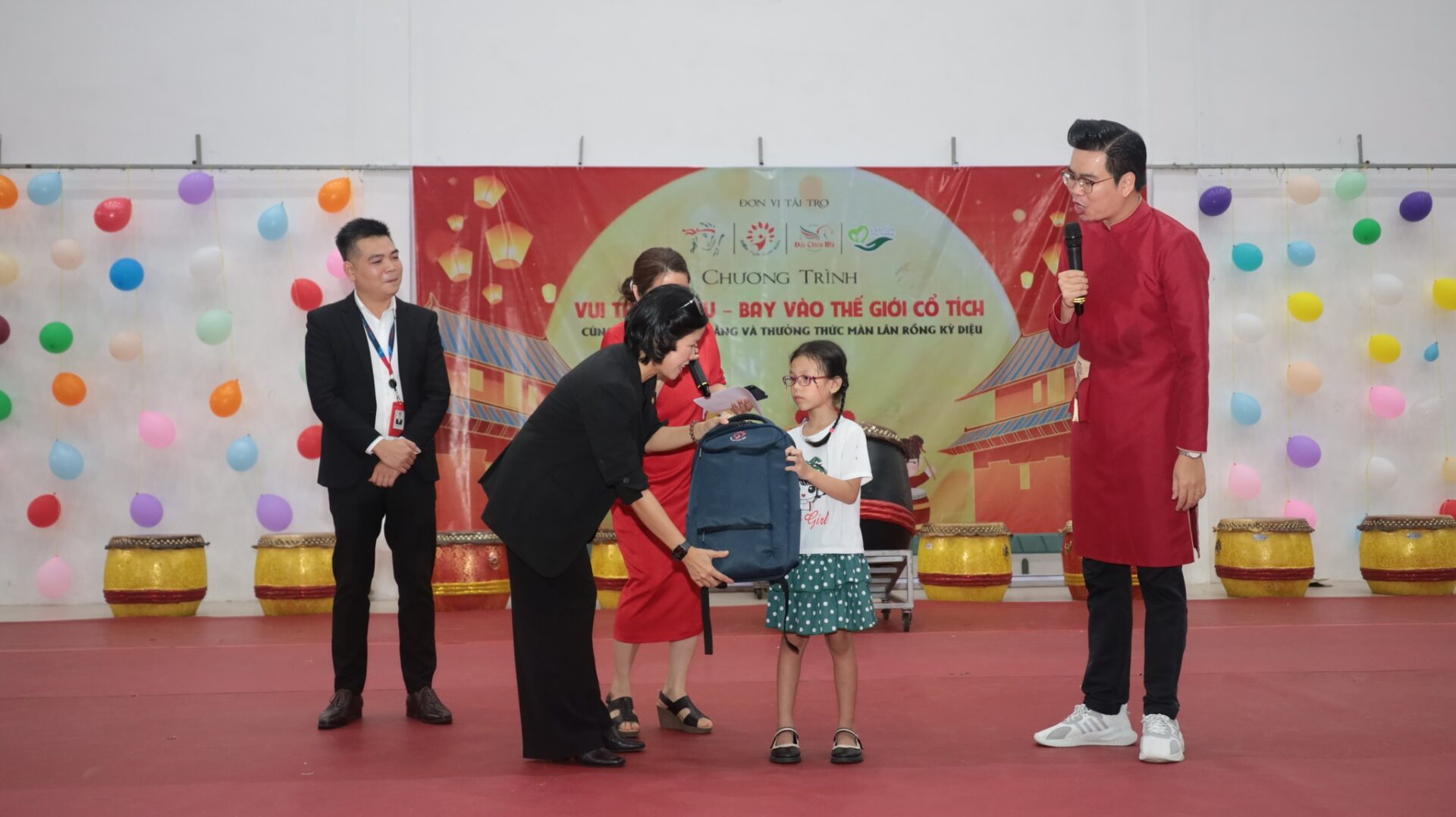 Đại diện ban tổ chức trao tặng balo và phần quà Trung thu cho học sinh tại chương trình