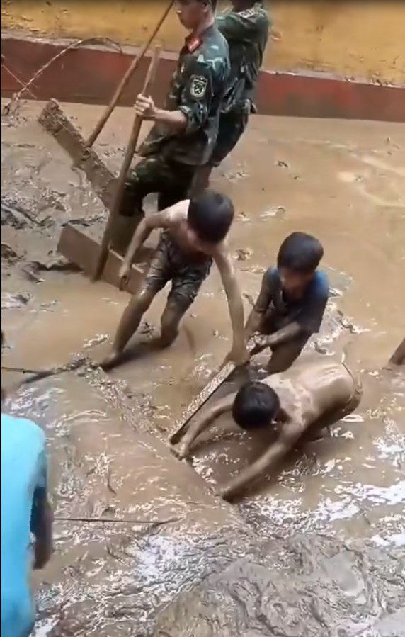  Hình ảnh xúc động ở trường vùng cao Lào Cai sau cơn lũ quét