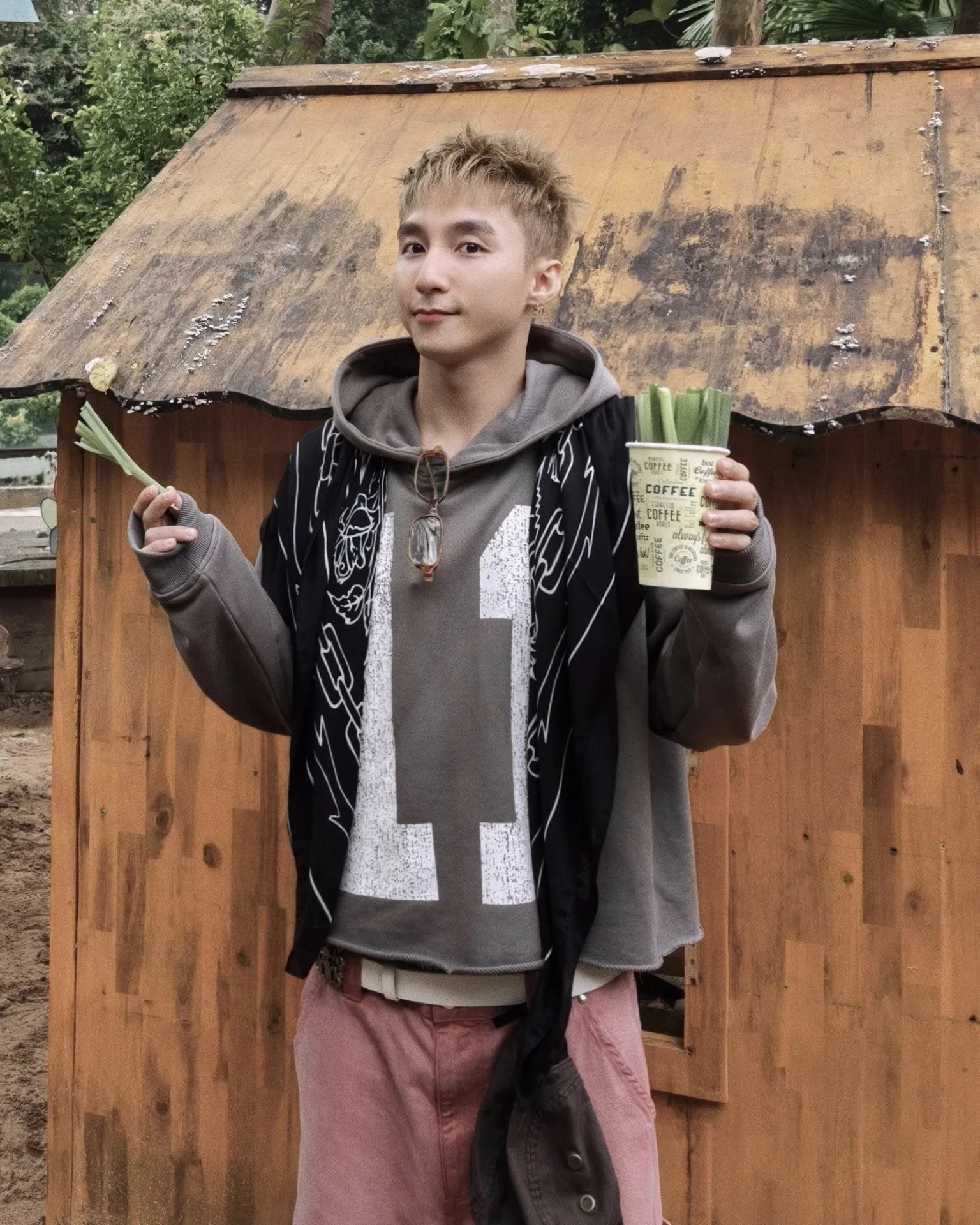 Fandom nhanh chóng gắn biệt danh “Capy Boy” cho anh trong khung hình này, vừa tinh nghịch vừa cảm giác gần gũi.