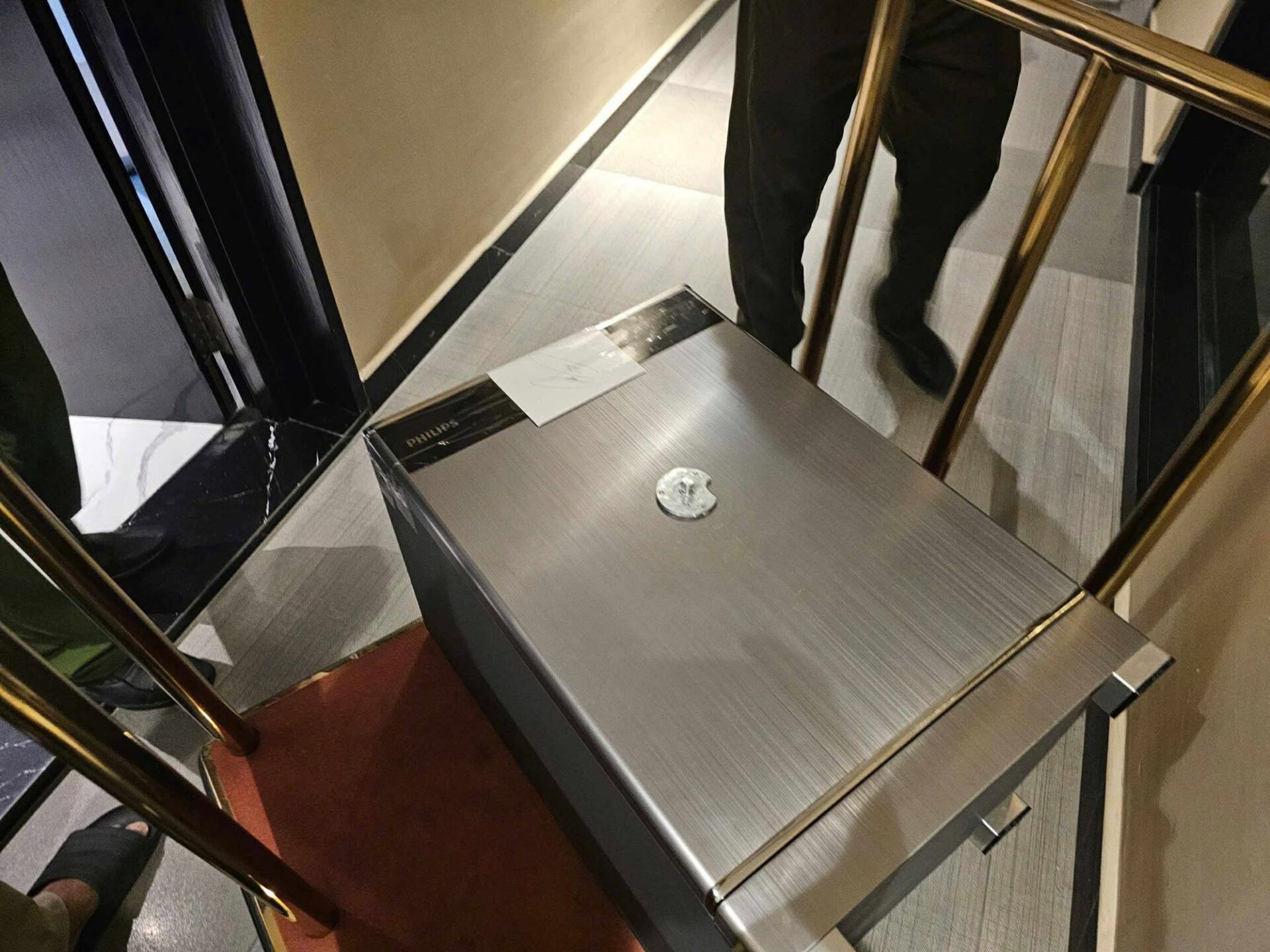 chiếc két được đặt ở vị trí trung tâm căn hộ, bên trong phòng làm việc của Ngân 98.