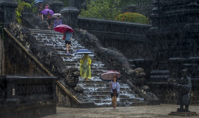 Lũ dâng nhanh, nhiều khu vực trung tâm bị ngập