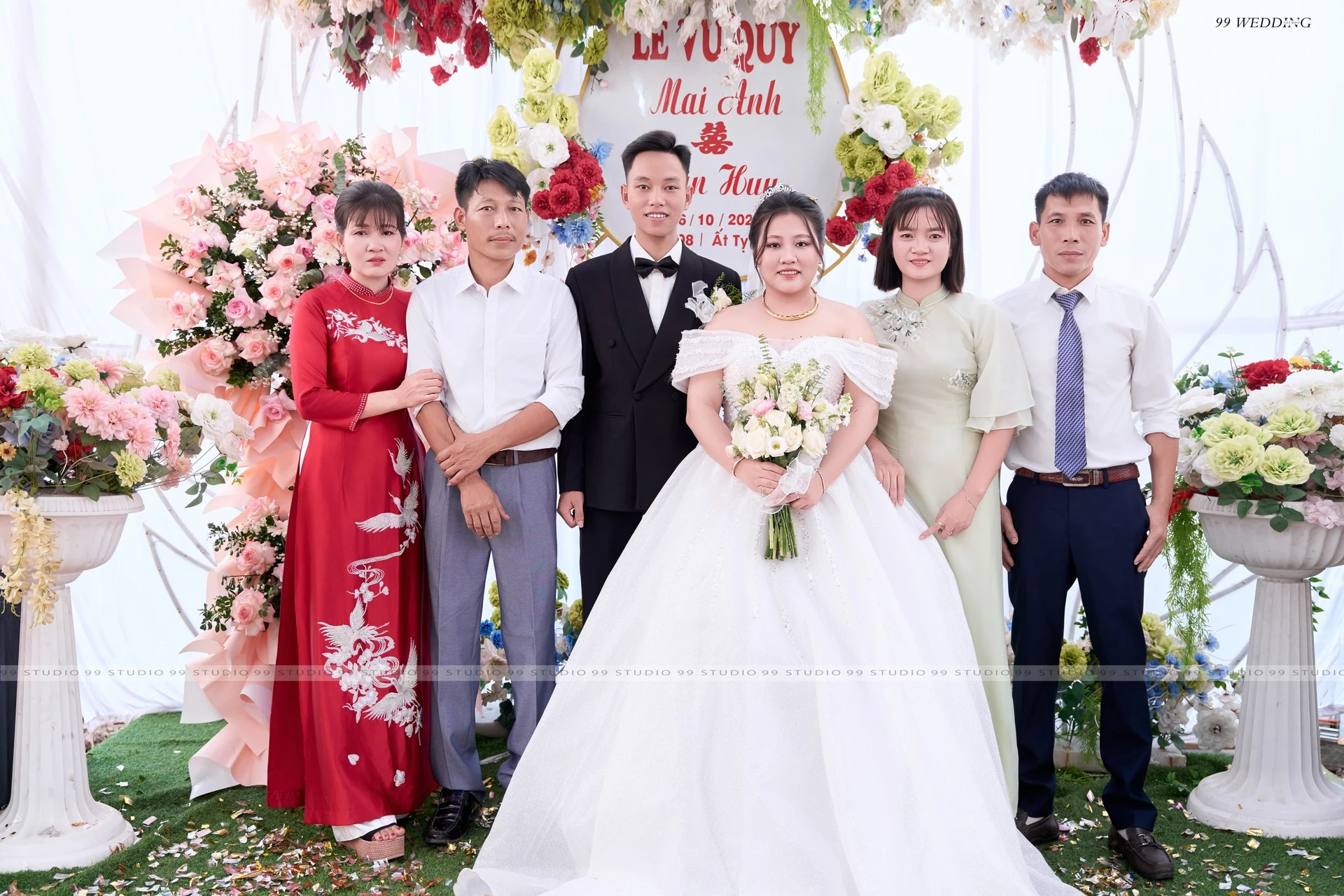 Với cô dâu chú rể, đây hẳn là một trong những kỷ niệm đáng nhớ và vui nhộn nhất trong ngày trọng đại của đời mình.