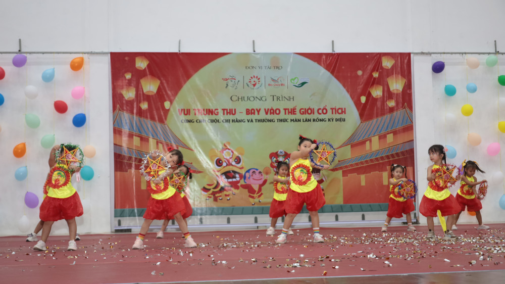 Các em nhỏ hóa thân thành nhân vật cổ tích, cùng hát múa và trình diễn nhiều tiết mục gắn liền với hình ảnh trăng rằm.