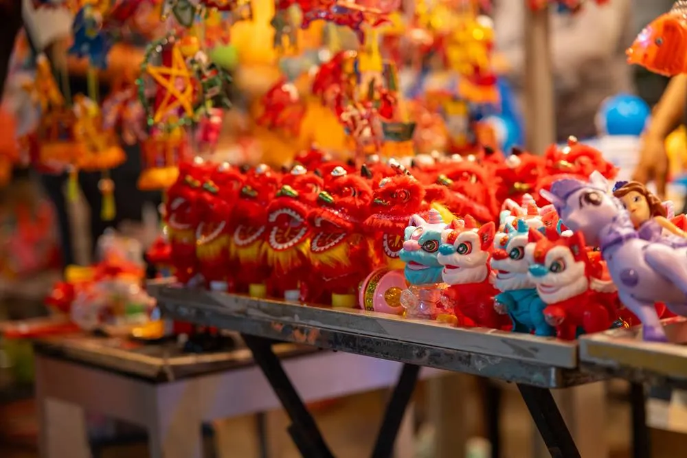 Không khí sôi động nhất bắt đầu từ chập tối, khi dòng người đổ về đông nghịt.