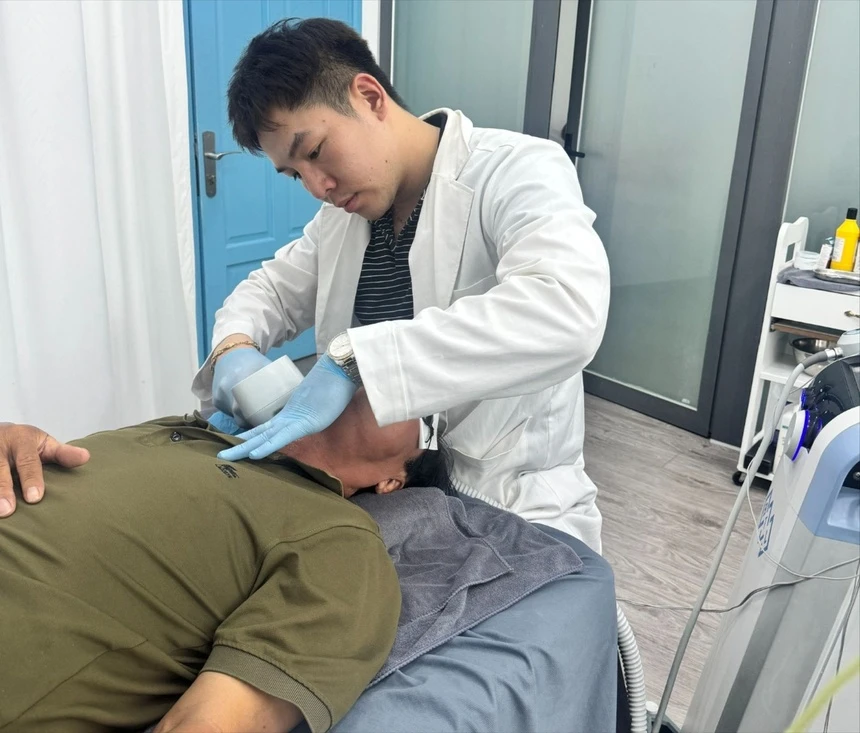 Mỗi khi khách đến, nhân viên đều mặc áo blouse trắng, xưng là “bác sĩ” hay “chuyên gia” để tạo niềm tin.