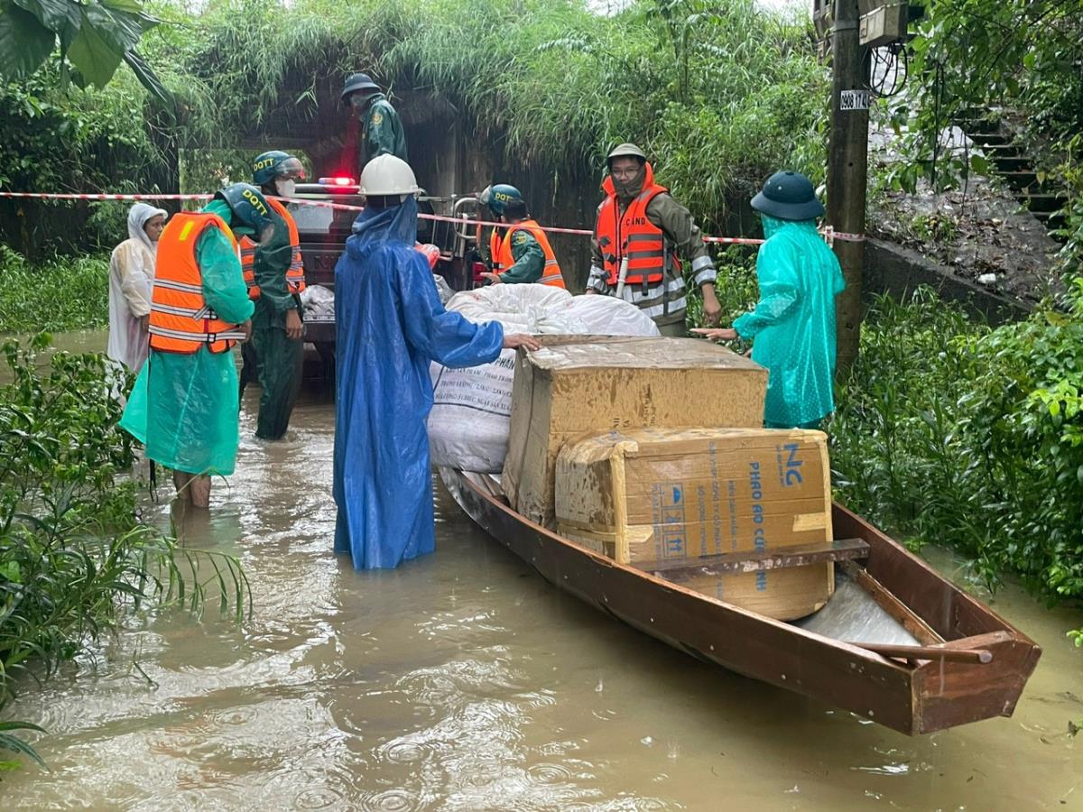  Không thước phim nào đẹp bằng màu áo xanh giữa tâm lũ miền Bắc