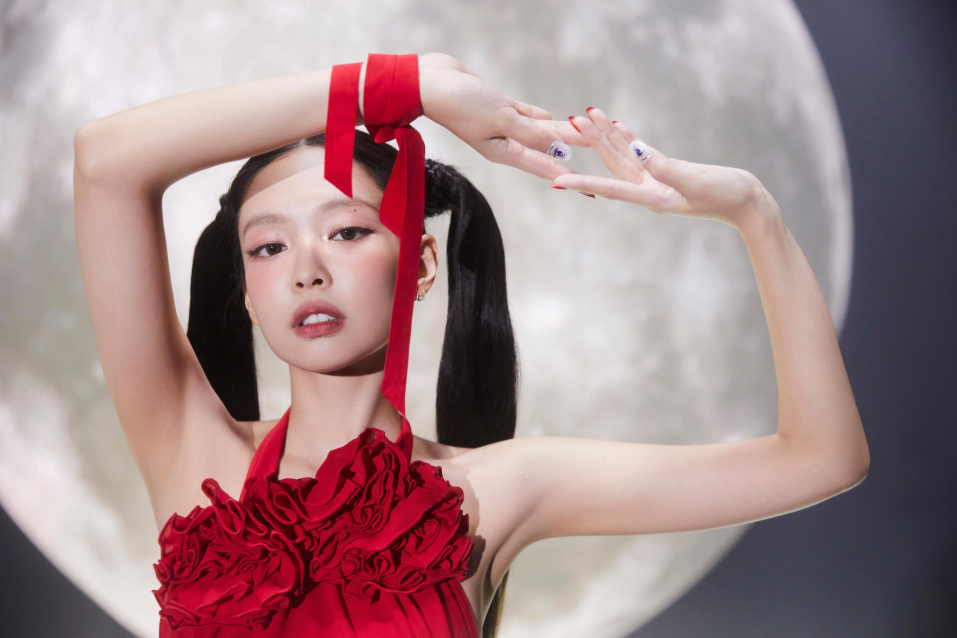 Thông tin lan truyền với tốc độ chóng mặt, kéo theo vô số bình luận tiêu cực nhằm vào nữ thần tượng sinh năm 1996.