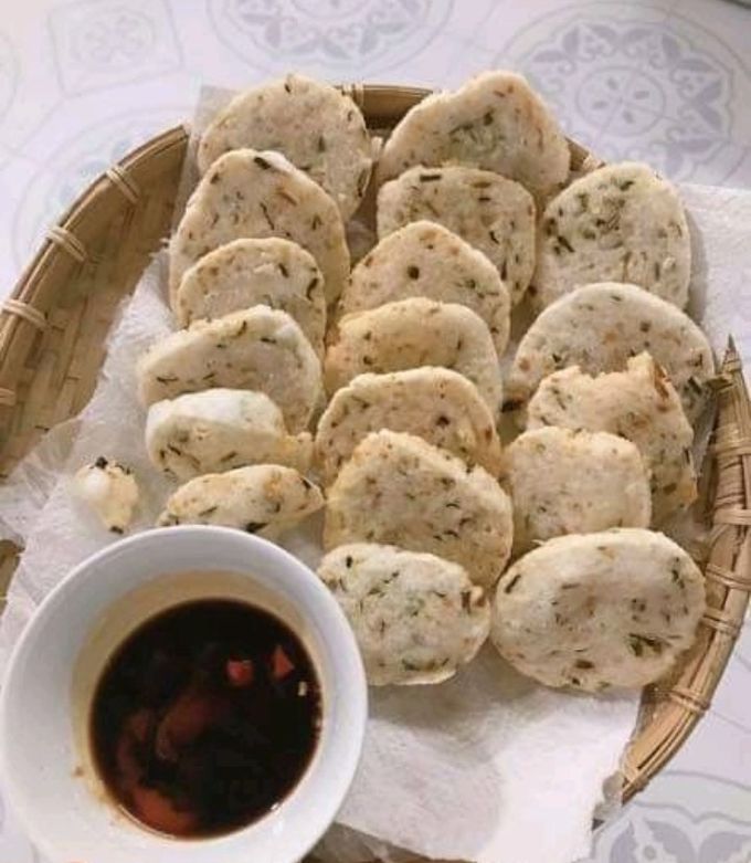 Thành phẩm là chiếc bánh nhỏ nhắn, lớp vỏ ngoài giòn rụm, bên trong dẻo dai, xen kẽ chút mặn mà của tôm.