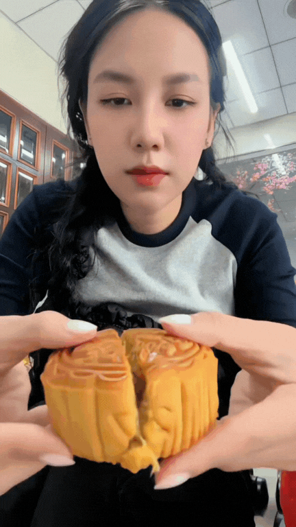 Nhân dứa được sên kỹ, vàng óng như mật, dẻo nhưng không dính, thoang thoảng hạt và chút vị mằn mặn từ muối, chua thanh từ chanh.