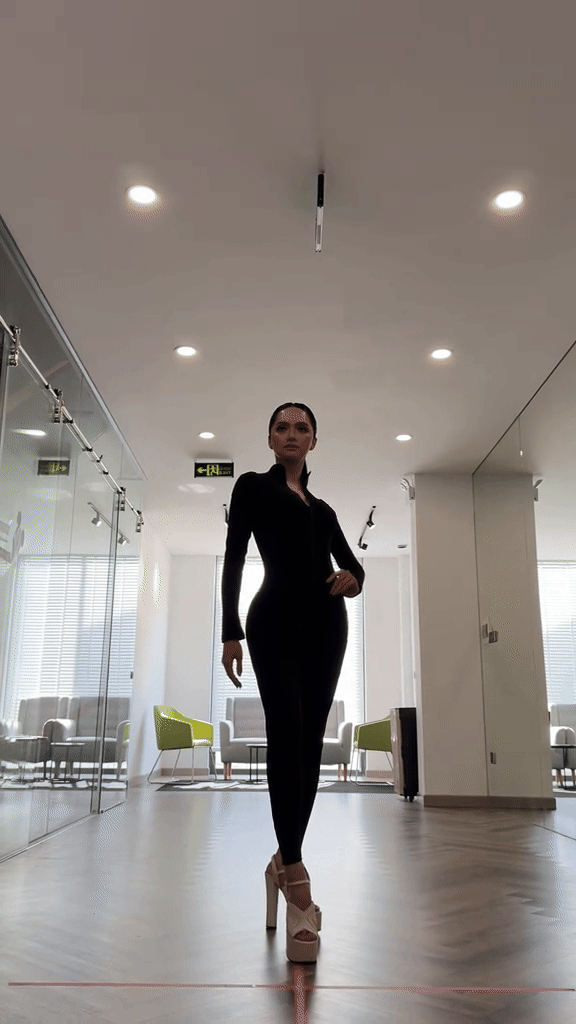 Netizen xôn xao vì đôi giày 20cm và vóc dáng “gây lú”