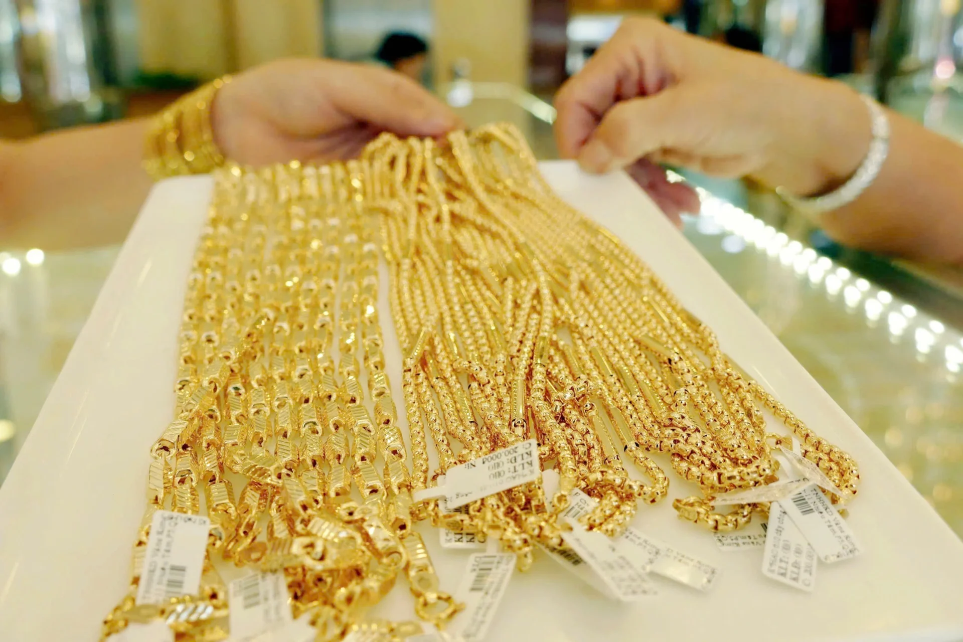  Giá vàng hôm nay 20/10: Hạ nhiệt sau chuỗi ngày lập đỉnh, chuyên gia dự báo nhịp điều chỉnh cần thiết