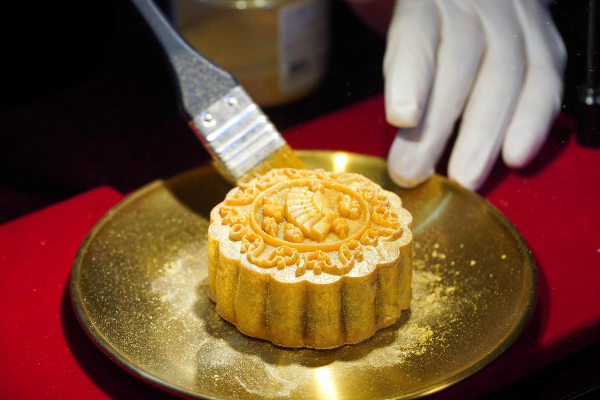  Bánh trung thu dát vàng 24K giá tiền triệu vẫn “cháy hàng” mùa trăng 2025