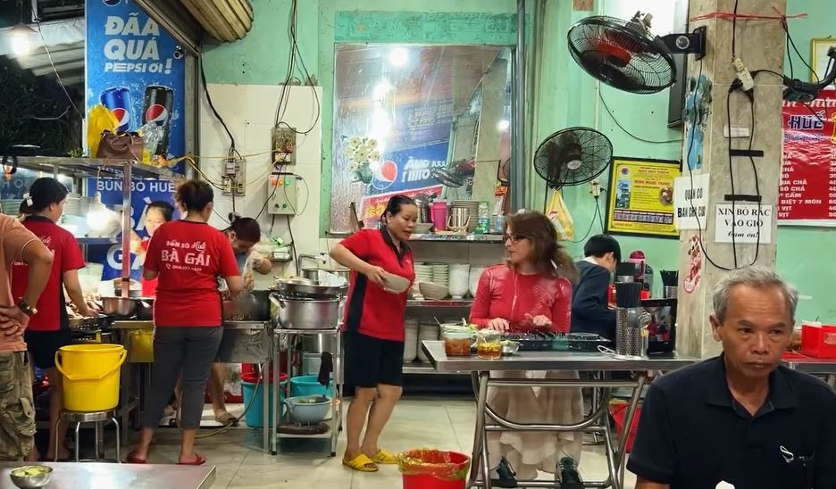 Khoảnh khắc “lạ mà quen” giữa quán ăn bình dân