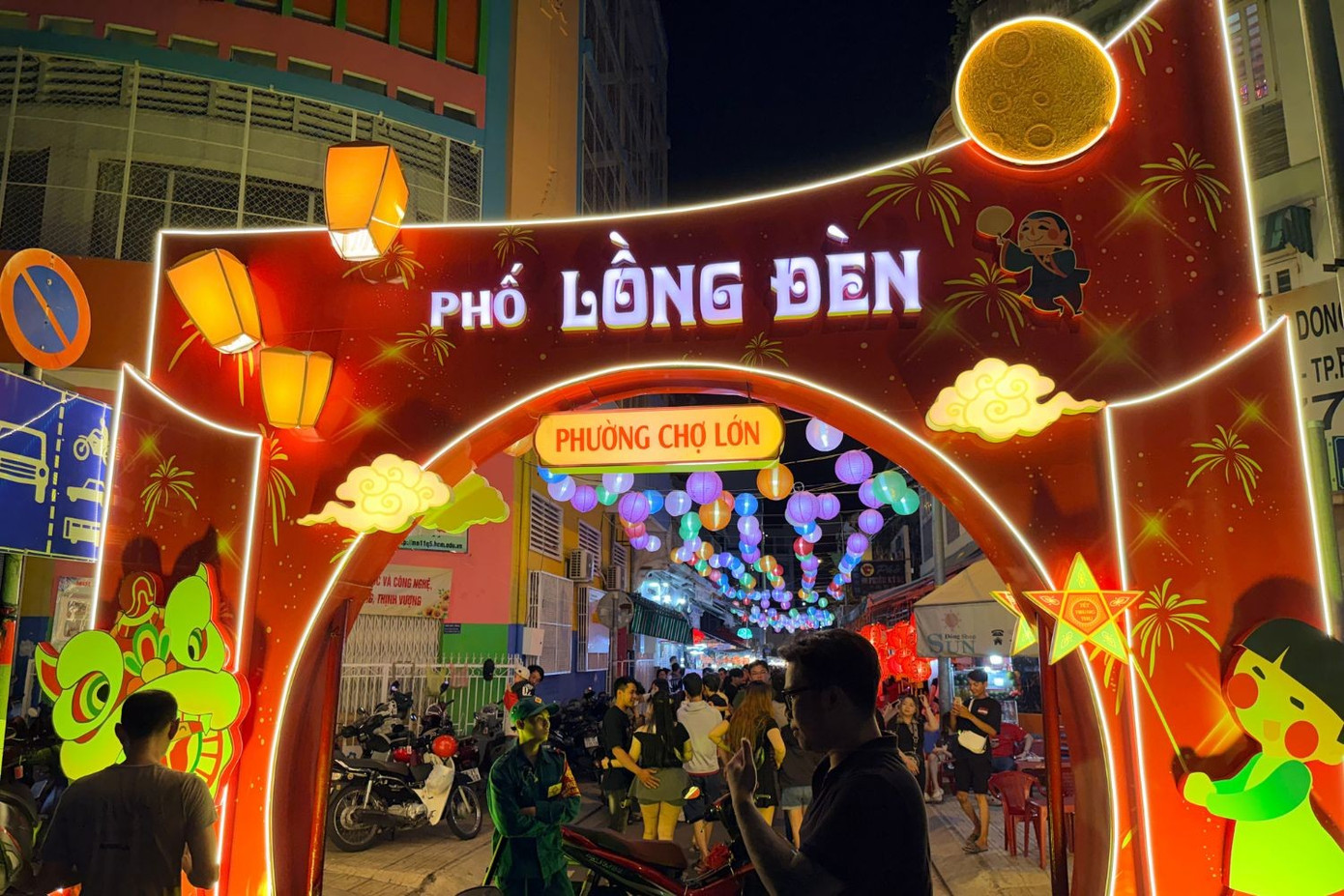 Những ngày cận Tết Trung thu, các tuyến đường Lương Nhữ Học, Nguyễn Án ở khu vực Chợ Lớn lại rực rỡ như dải lụa ánh sáng