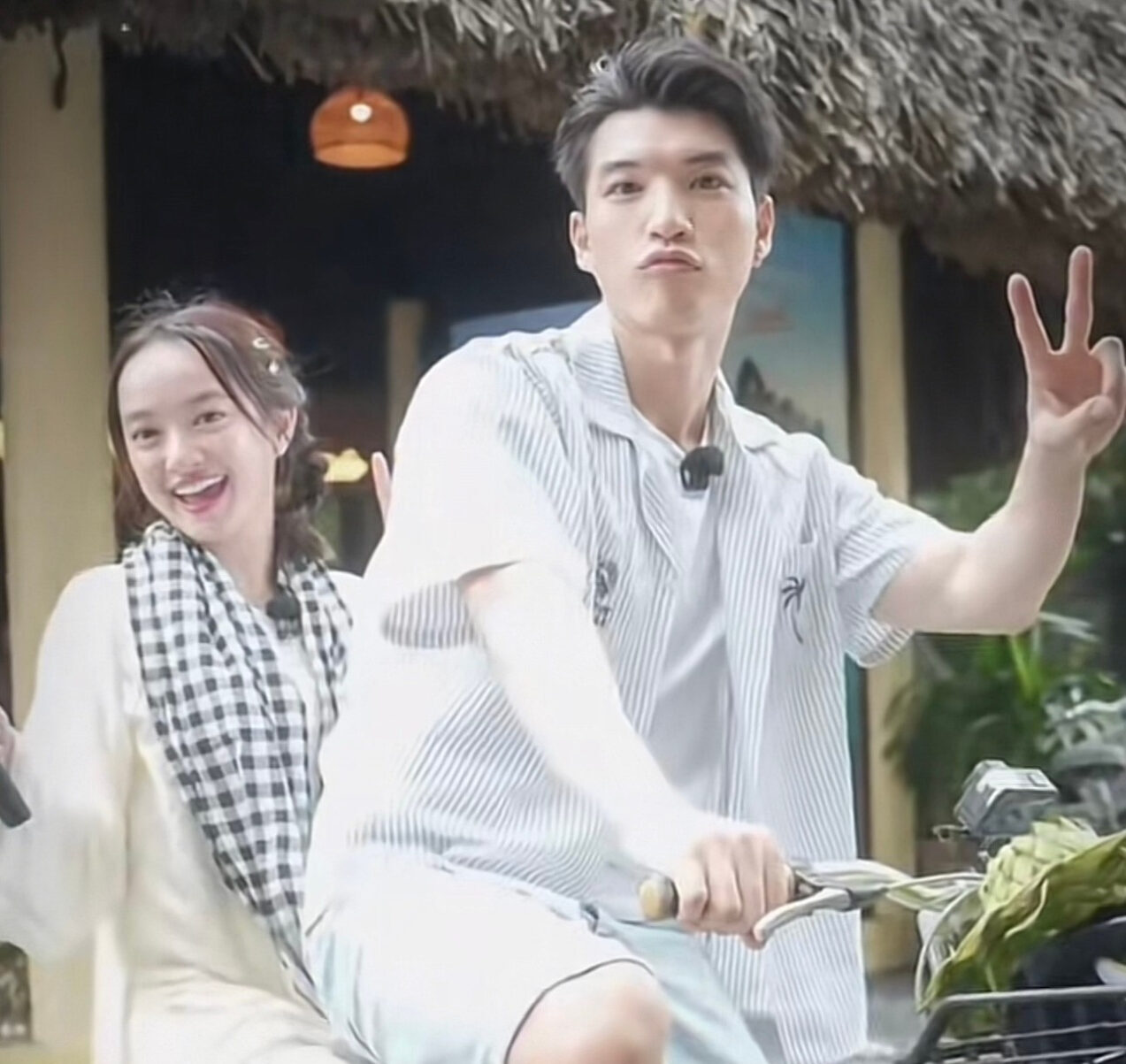  HIEUTHUHAI nhẹ nhàng bảo vệ Kaity Nguyễn, netizen gọi tên “cặp đôi vàng” của Vbiz