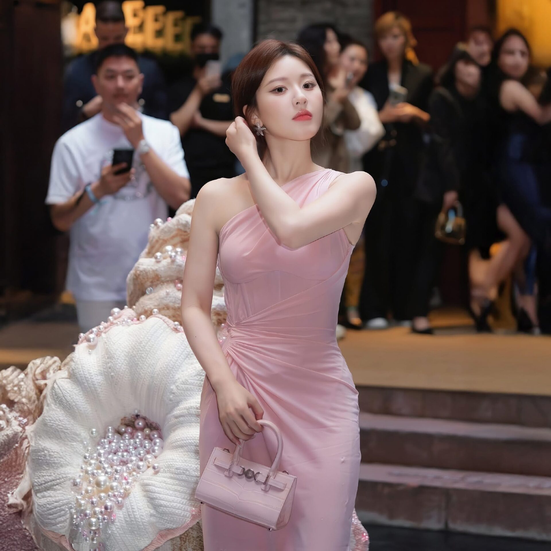 mẫu Medusa ’95 còn được các đại sứ toàn cầu của Versace ưu ái sử dụng tại sự kiện, kết hợp cùng váy dạ hội để tôn lên sự sang trọng.