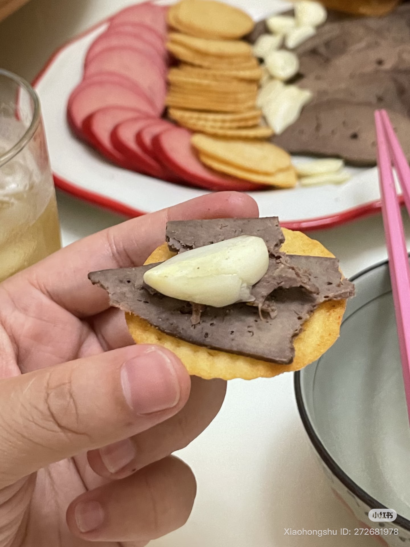  Trào lưu ăn gan lợn cùng khoai tây chiên và tỏi sống gây bão mạng xã hội