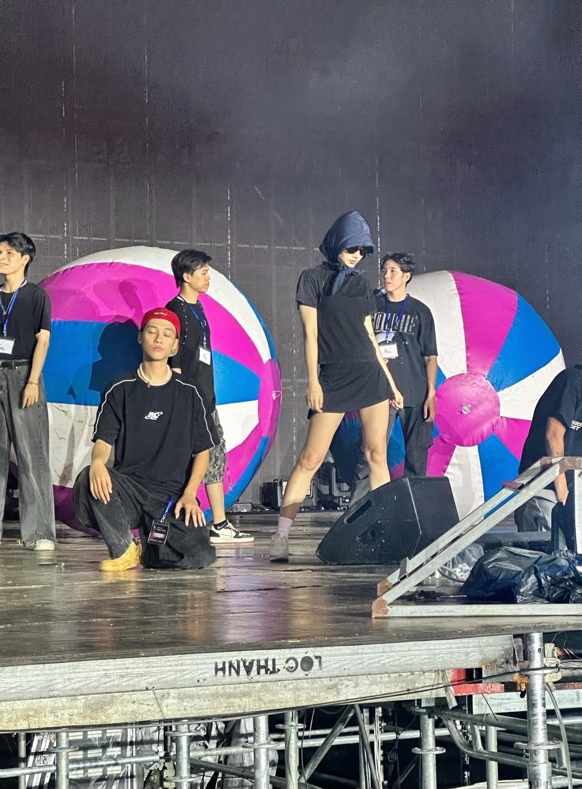 Nghệ sĩ tất bật tổng duyệt, Miu Lê lộ vẻ mệt mỏi