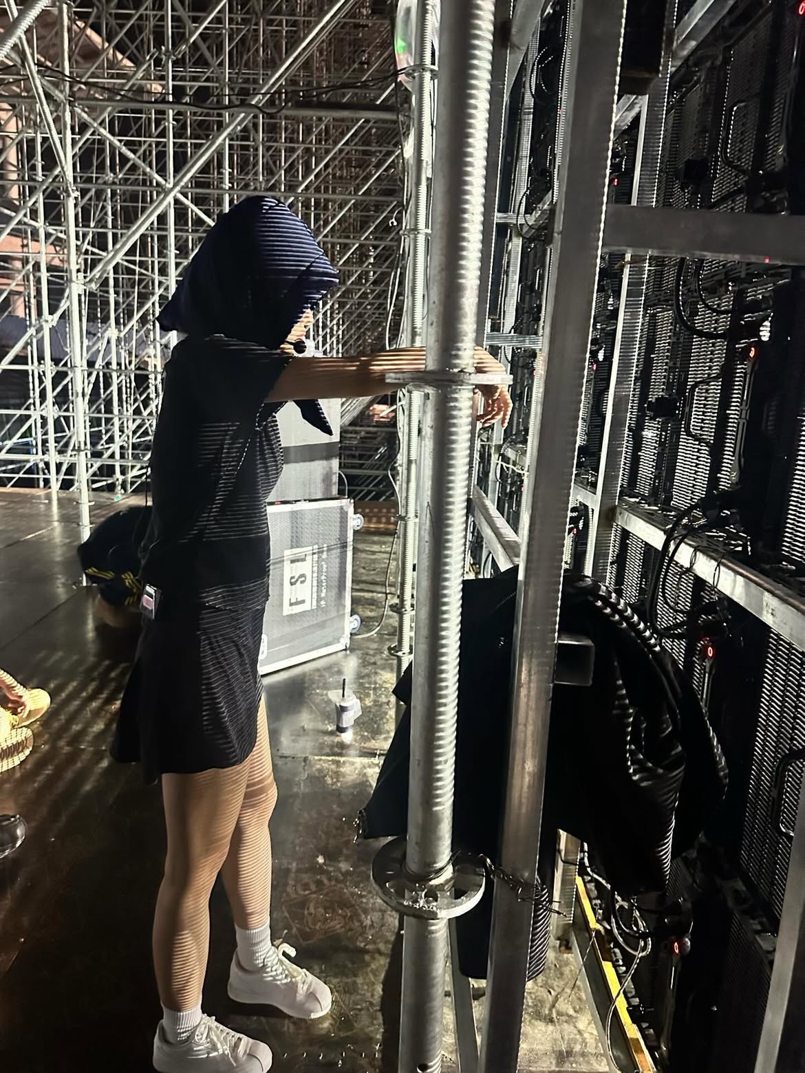 Sự xuất hiện với dáng vẻ mệt mỏi của Miu Lê càng thu hút sự quan tâm trong bối cảnh cô đang đối diện với nhiều luồng ý kiến trái chiều về phát ngôn cá nhân trước đó.