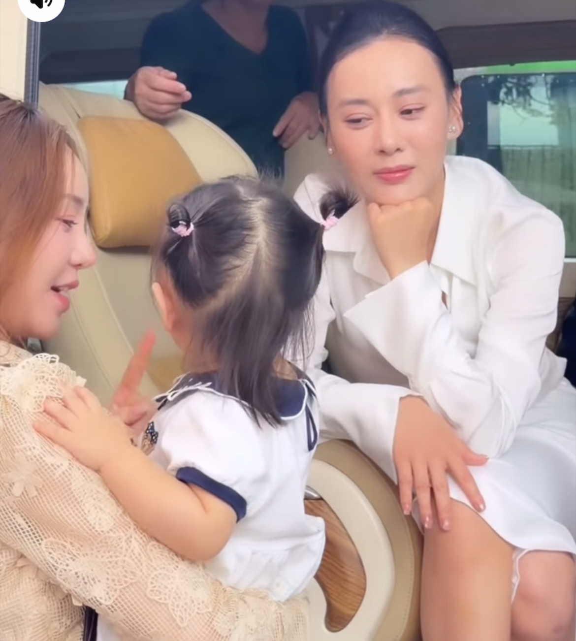 nhiều người tò mò về vai trò của cô trong những vấn đề liên quan đến chồng.