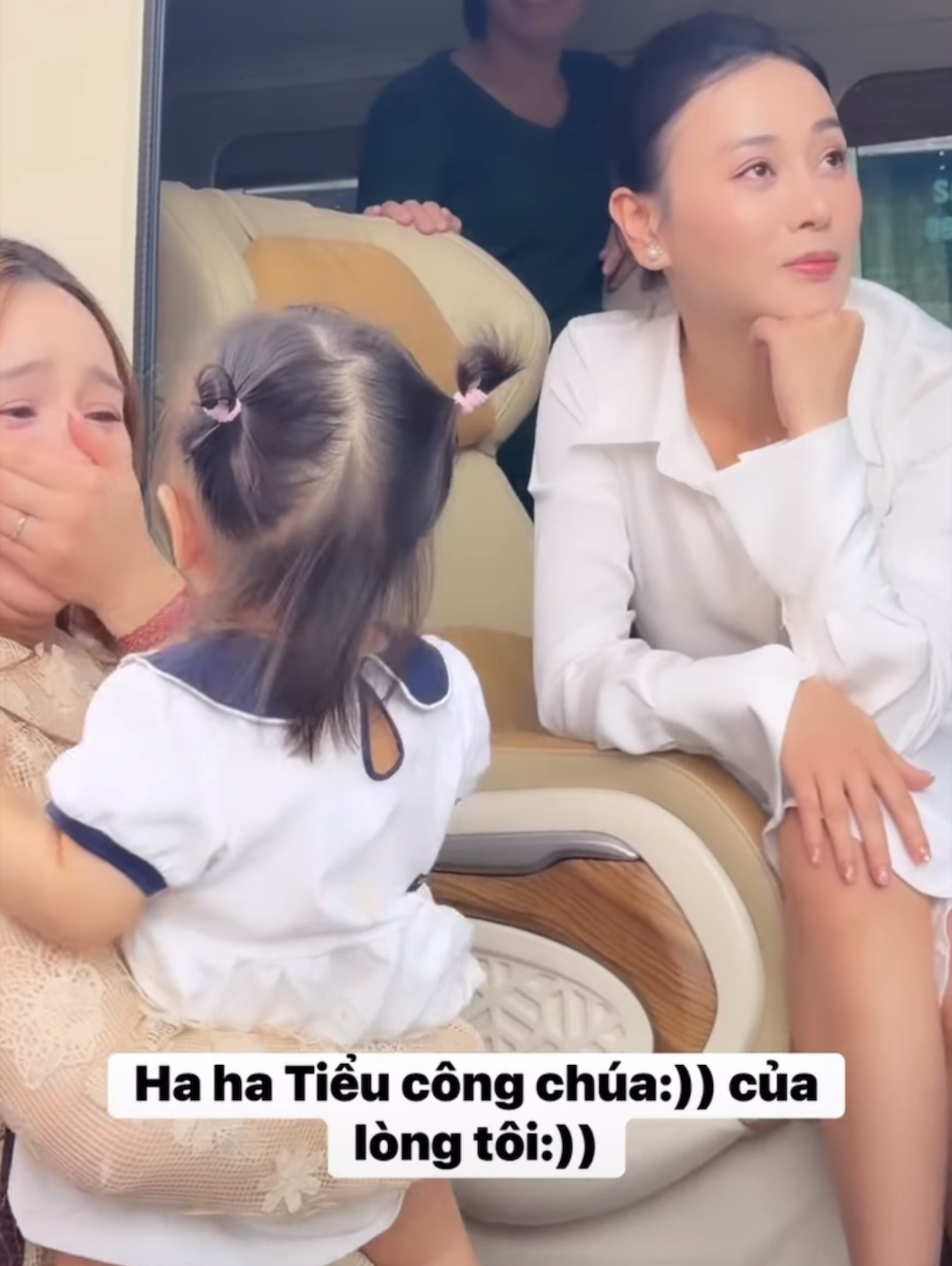 Phương Oanh xuất hiện cùng hai con, ánh mắt buồn nhưng đầy nghị lực