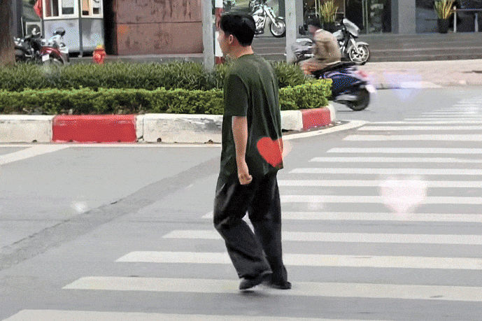  TikToker Bách Khỉ gây tranh cãi vì quỳ lạy giữa đường: “Sáng tạo” hay chiêu trò câu view?