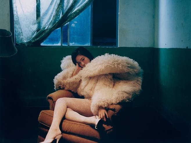  Chưa ra mắt tại Paris, Jennie BLACKPINK đã hứng bão dư luận vì outfit “trẻ con mặc đồ người lớn”