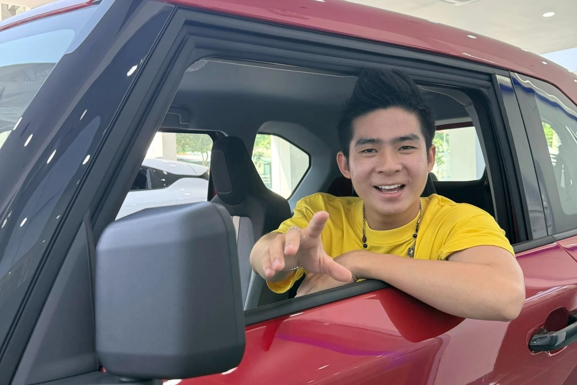 Tranh cãi quanh hành động “vái lạy giữa đường”