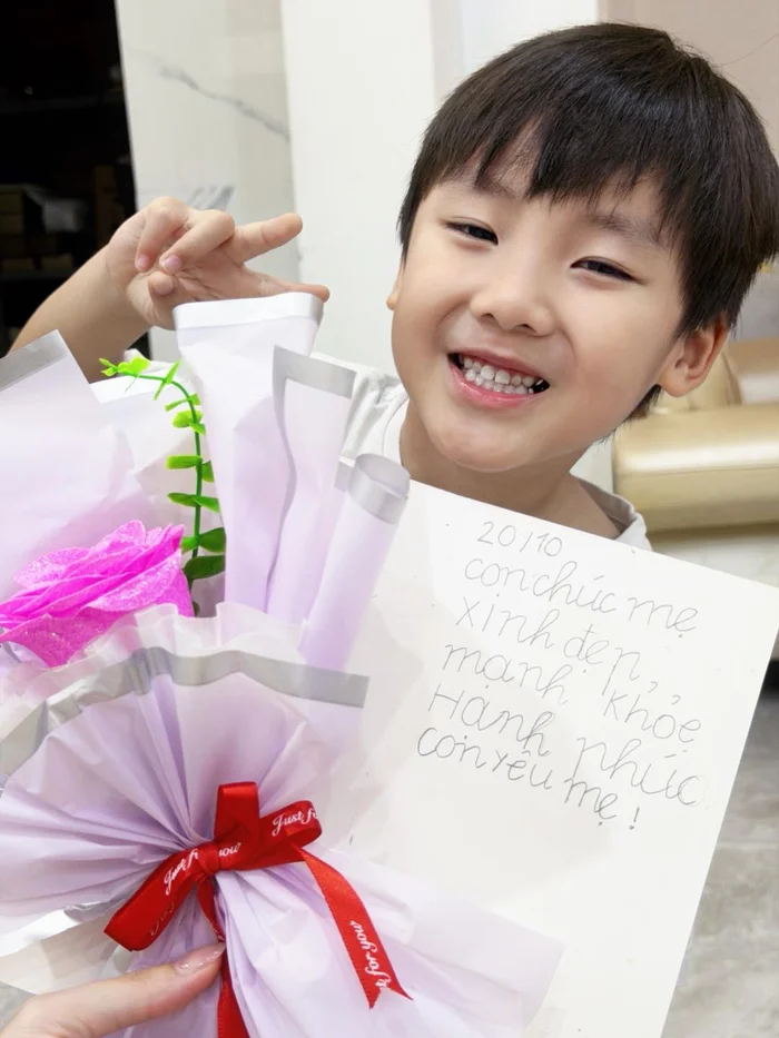 Bé Bo viết thiệp tặng mẹ, khoảnh khắc gây xúc động trên mạng xã hội