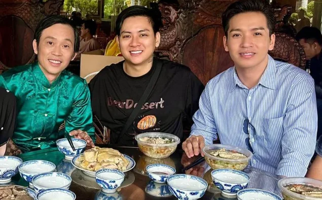 Hình ảnh ấy từng làm dấy lên nhiều bàn tán về mối quan hệ cha – con nuôi từng rất gắn bó.