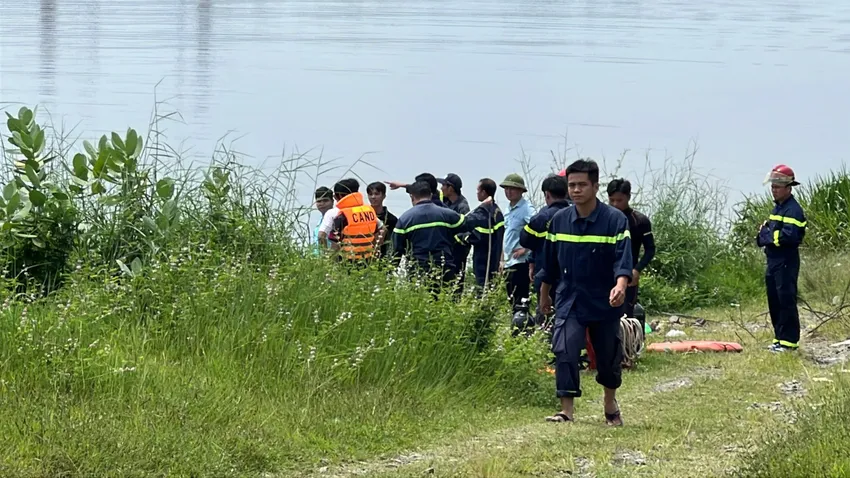 Lực lượng chức năng tìm kiếm nam sinh đuối nước.