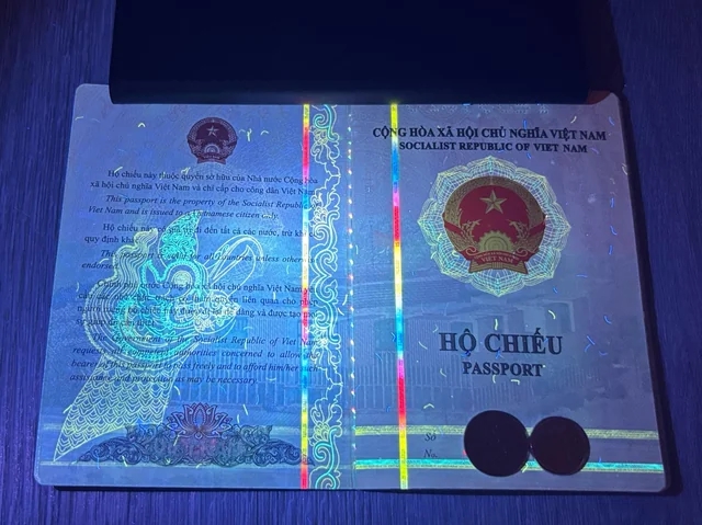 hộ chiếu Việt Nam “phát sáng” họa tiết ẩn gây sốt