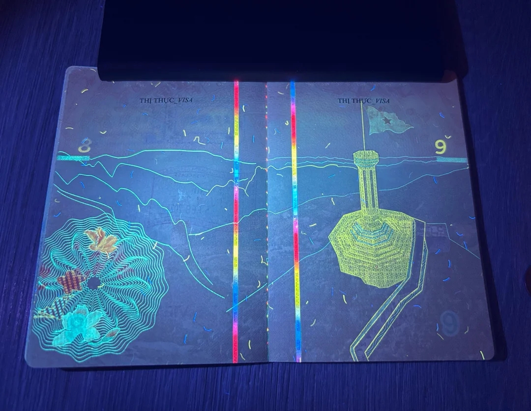 “ngôn ngữ” UV của các hộ chiếu hiện đại