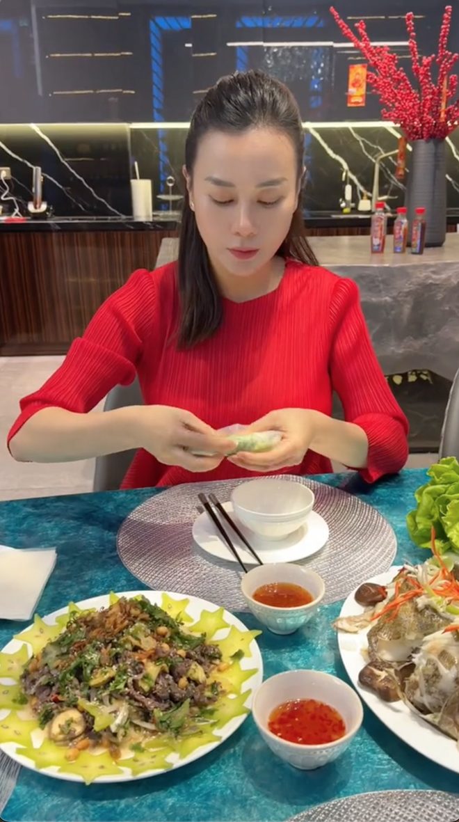 không ít ý kiến cho rằng hình ảnh này “được dựng sẵn”, cho rằng cô có ê-kíp phía sau để tạo nên sự hoàn hảo trong từng khung hình.