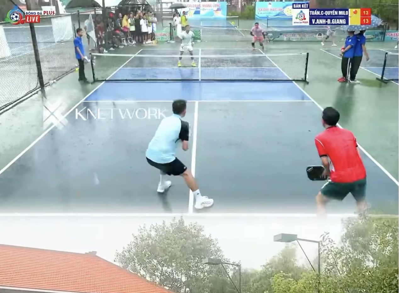 nhiều ý kiến thận trọng lại cho rằng việc thi đấu dưới mưa tiềm ẩn không ít rủi ro.