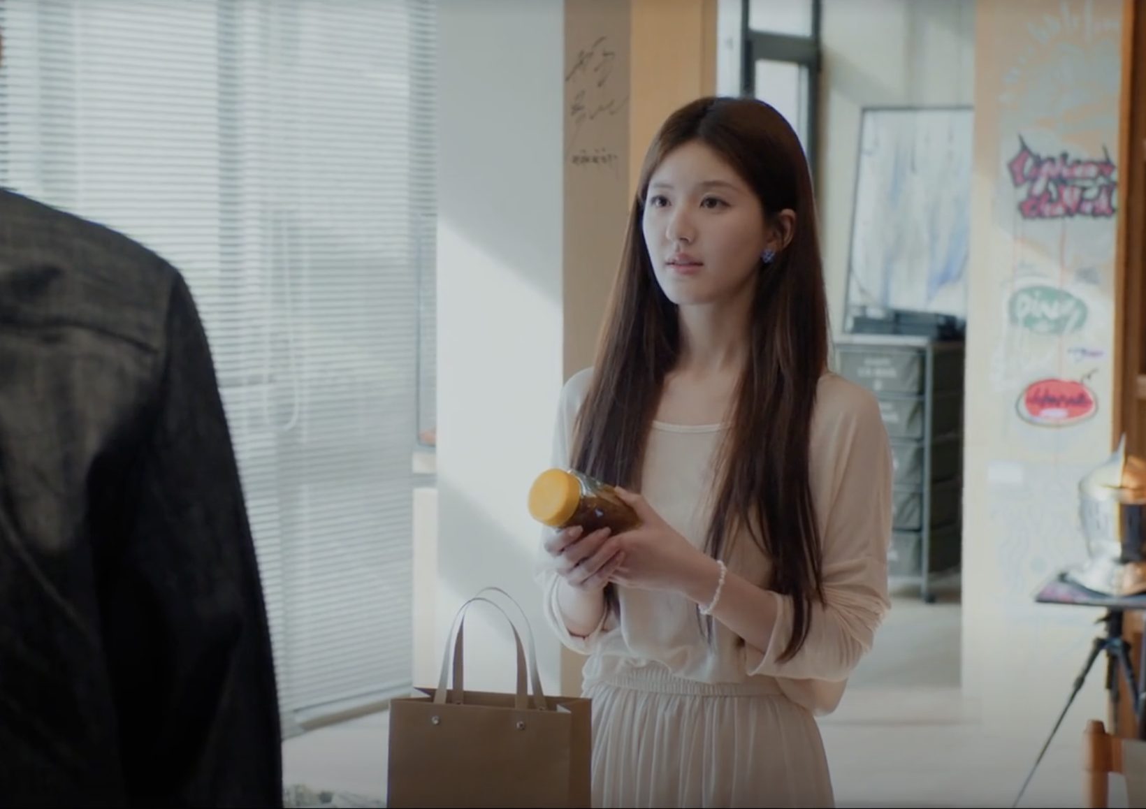 Ở Việt Nam, lượng tìm kiếm tăng vì hội mê phim muốn “ăn cùng idol”, còn người thích bếp núc thì tò mò thử hương vị mới.