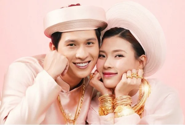 Nhiều khán giả đặt câu hỏi về thân phận thật của cô dâu, đồng thời dự đoán Thúy Diễm có thể là nhân vật trung tâm trong những nút thắt tình cảm của câu chuyện.