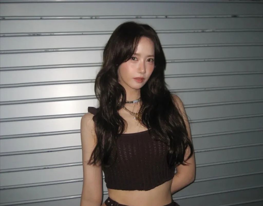 Yoona (SNSD) gợi cảm hứng làm đẹp mùa Thu 2025 với tone trang điểm trầm ấm