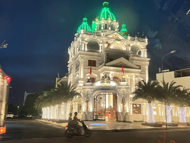 Biệt thự 500 tỷ trở thành điểm tụ tập, chụp ảnh.