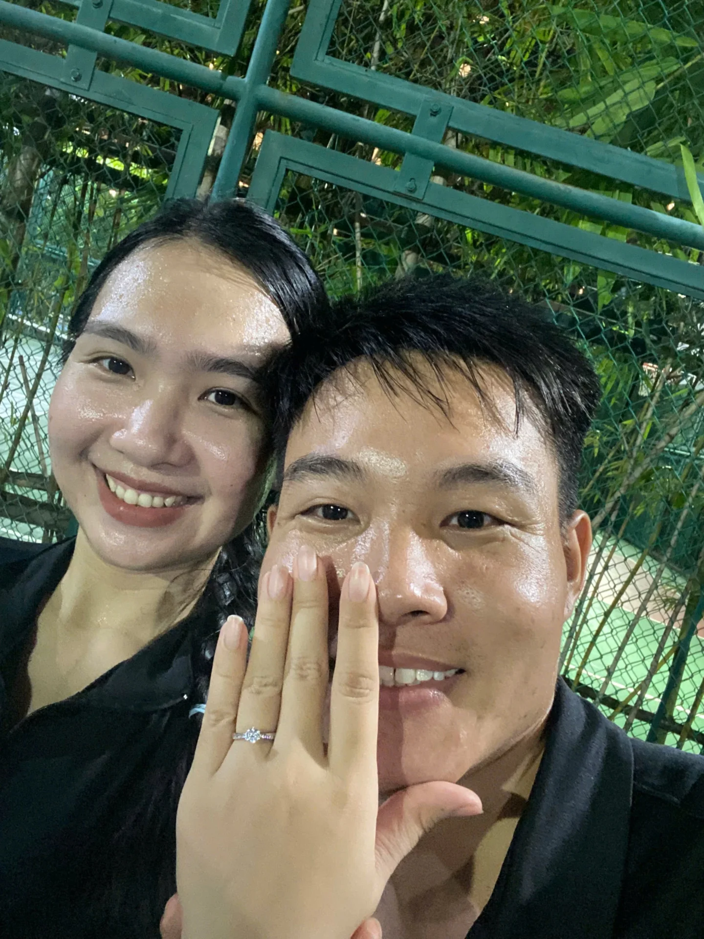 Màn cầu hôn giản dị nhưng đầy xúc động nhanh chóng lan tỏa trên mạng xã hội, nhận được nhiều lời chúc phúc từ cộng đồng mạng.